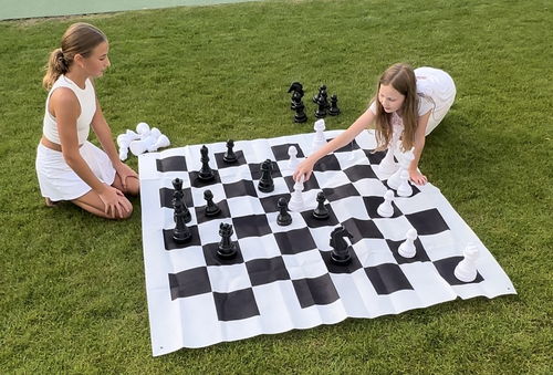 Kinder spielen Riesen Gartenschach am Nibelungenplatz