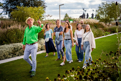 Gruppe an Menschen macht eine Führung