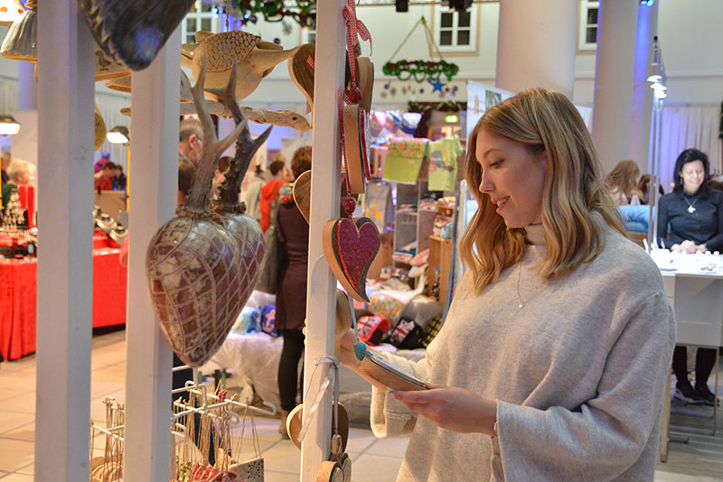 Besucherin beim Winter-Bezaubermarkt