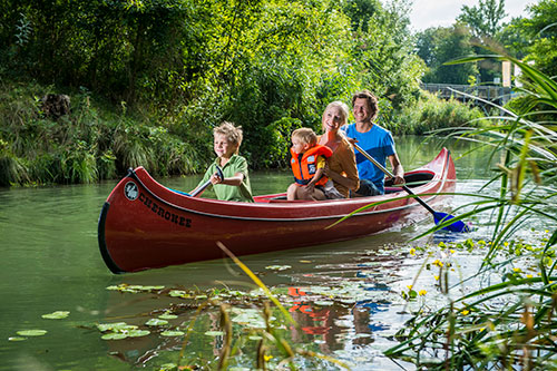 Familie fährt mit dem Boot im Wasserpark in Tulln