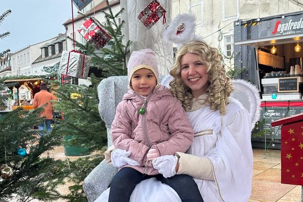 Kind sitzt am Schoß vom Christkind