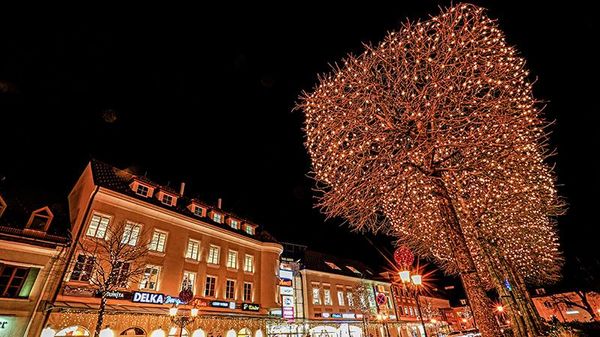 Beleuchtete Geschäftsauslagen am Tullner Hauptplatz