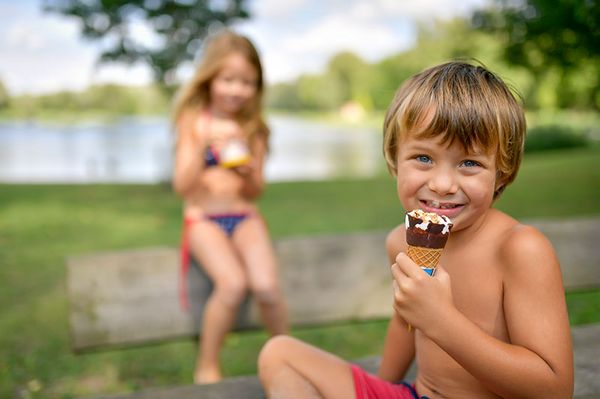 zwei Kinder essen Eis im Aubad Tulln