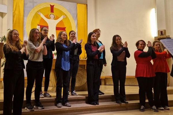 Chor der in der Kirche singt 