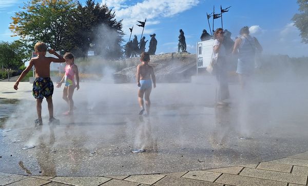 Kinder spielen im Nebelspiel