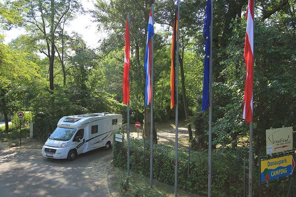 Wohnwagen fährt aus Campingplatz Tulln raus