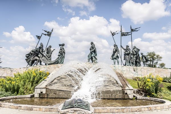 Nibelungendenkmal im Sommer und der Brunnen davor