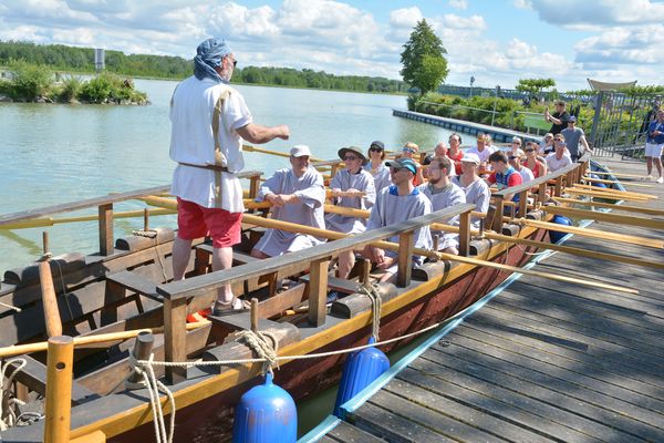 Menschen sitzen in Römerboot