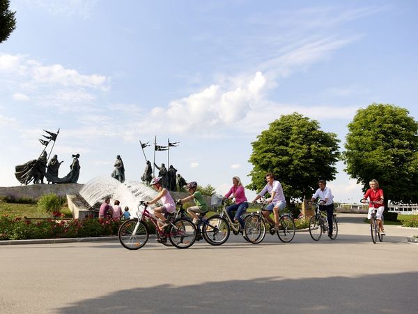 Familie mit dem Rad beim Nieblungenbrunnen