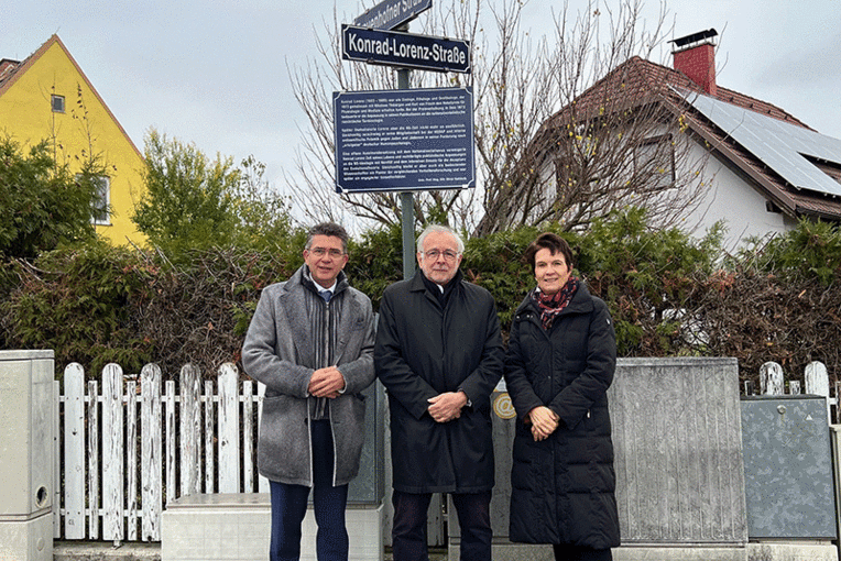 Konrad-Lorenz-Straße erhält Zusatztafel zu NS-Vergangenheit