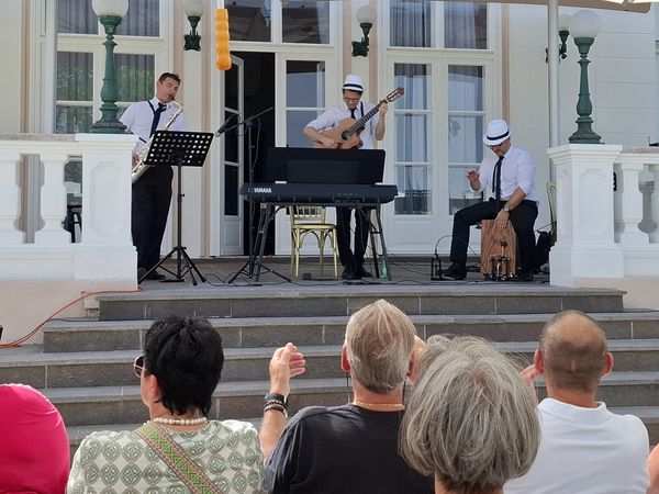 Band spielt auf der Terasse