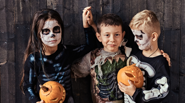 Kinder zu Halloween verkleidet 