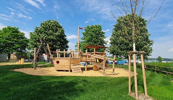 (c) Stadtgemeinde Tulln Spielschiff aus Holz beim Gästehafen an der Tullner Donaulände