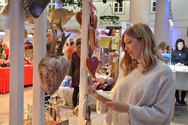 Besucherin beim Winter-Bezaubermarkt