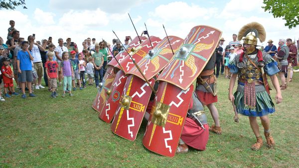 Römer beim Römerfest nehmen Formation auf 