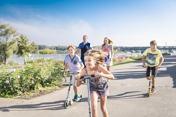 Kinder mit dem Roller am Donauradweg 