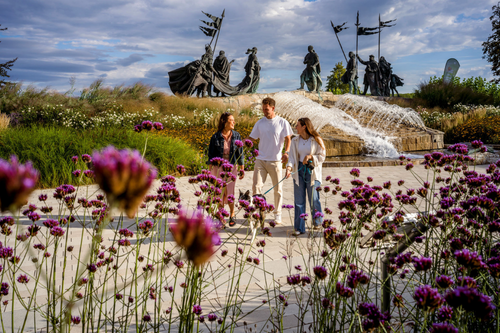 Freunde stehen vor Nibelungenbrunnen