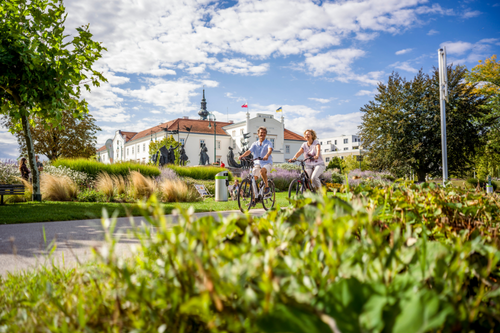 Paar fährt an Donaulände mit dem Rad